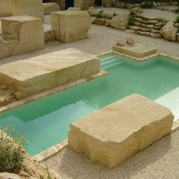 piscina con entorno imitación roma clásica