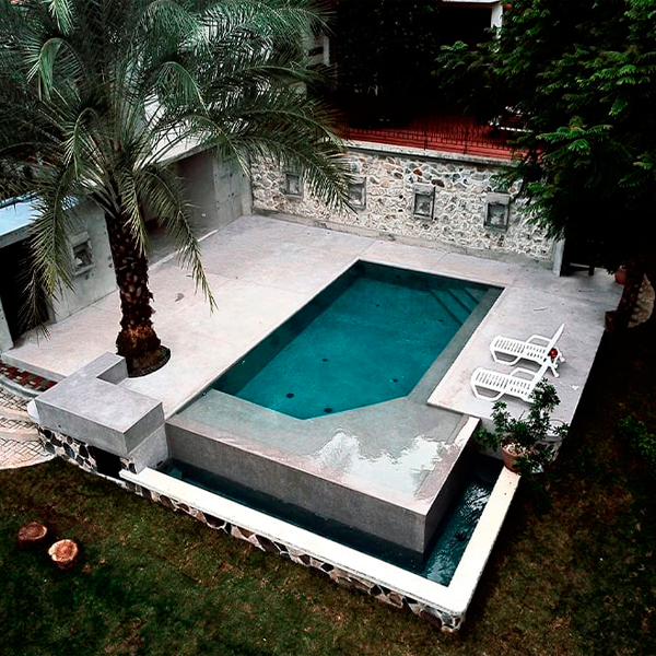 Piscina desbordante efecto cemento gris