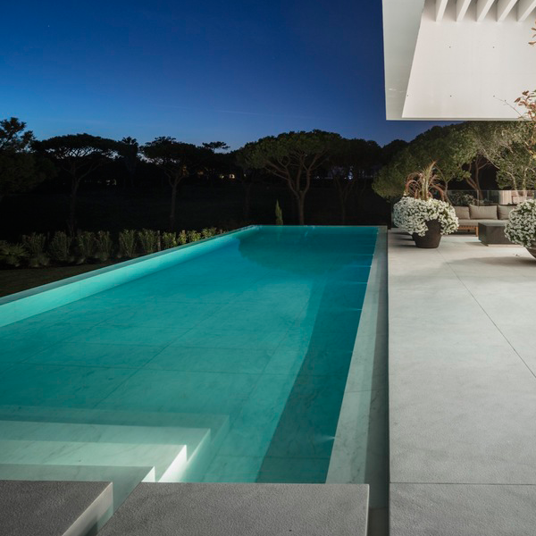 private overflow pool and landscaping by Visioarq