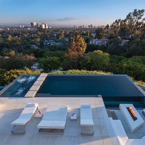 stylish infinity pool and spa at sunset, in a project by Whipple Russell Architects