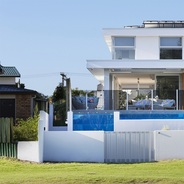 piscina y spa con pared transparente