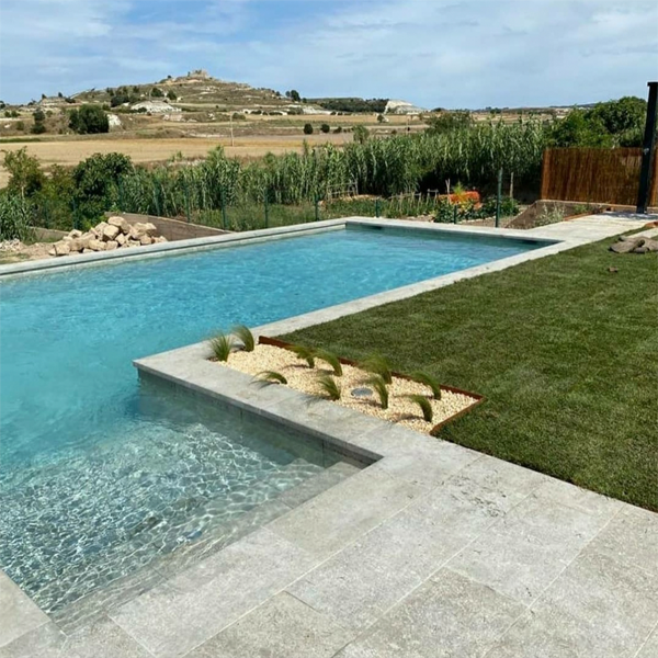 piscina con revestimiento porcelanico