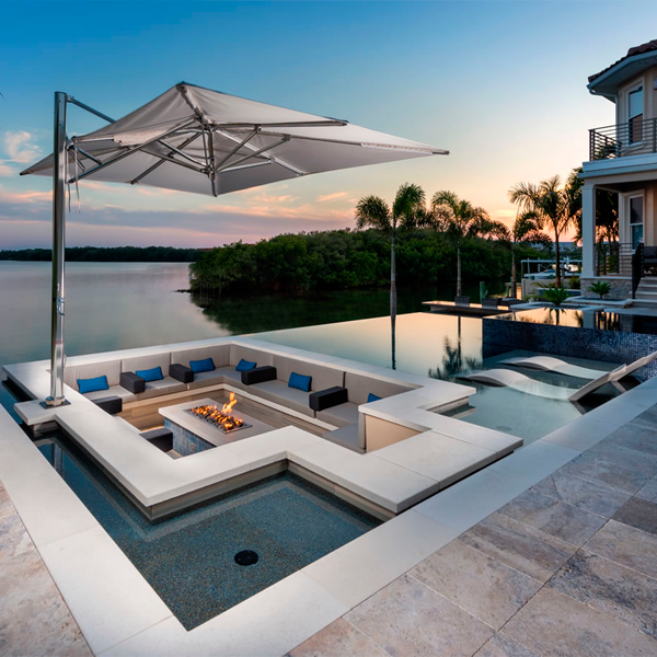 Piscina infinity junto al gua con zona relax interior