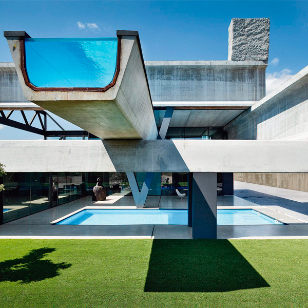 piscina volada en hormigón con ventana transparente