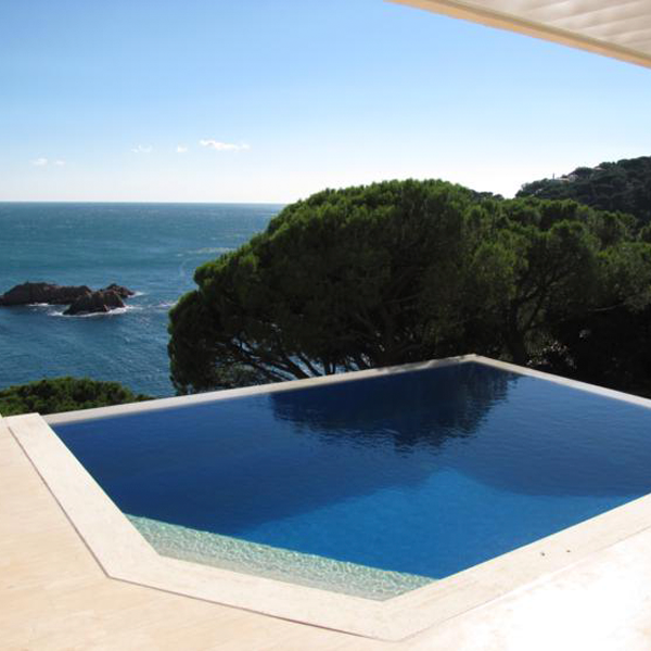 infinity mini pool by Piscines Sant Feliu