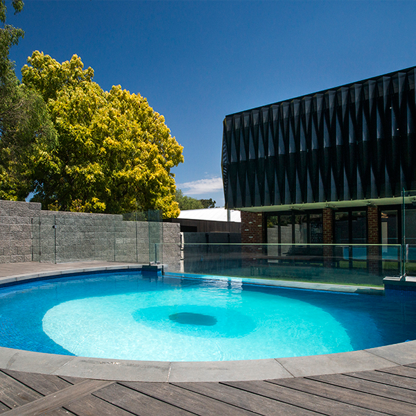 round pool with transparent window by Personal Pools