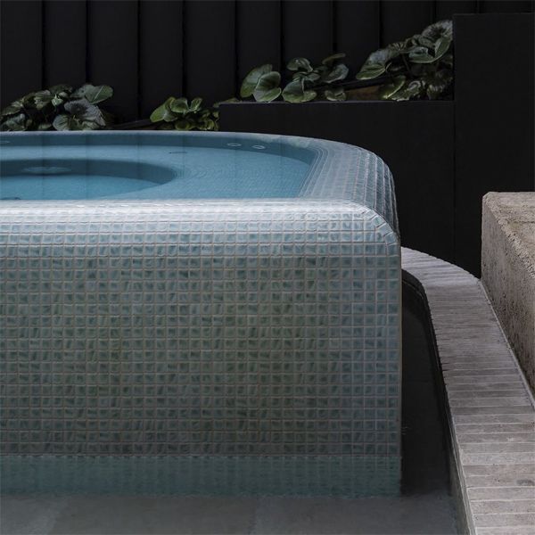 Detail of infinity spa over a pool by TLC Pools