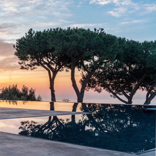 infinity pool, mirror effect, at sunset, with sea view, in a project by Ramon Esteve