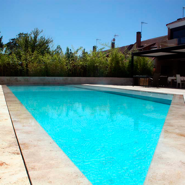 piscina desbordante con travertino