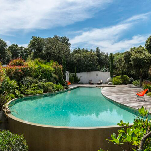 private luxury infinity pool by Vert Turquoise