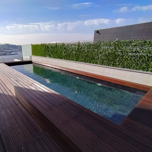 steel pool with liner and wood deck by Moço das Piscinas