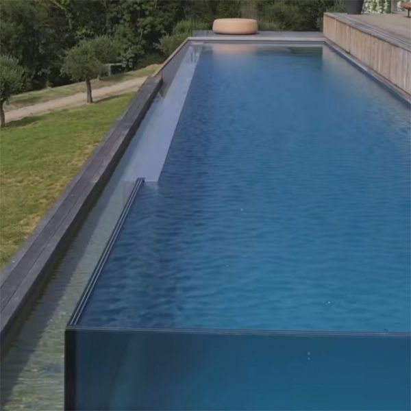 infinity pool transparent walls details, in a project by Aloha Concepteur Exterieurs