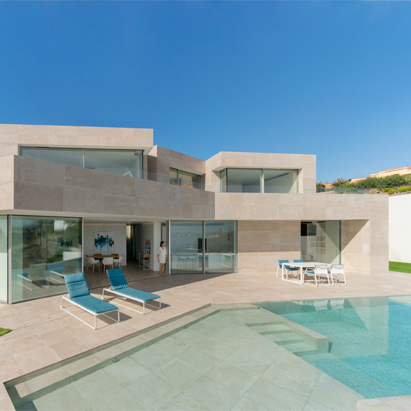 Large private infinity pool by Angel Fito Estudio
