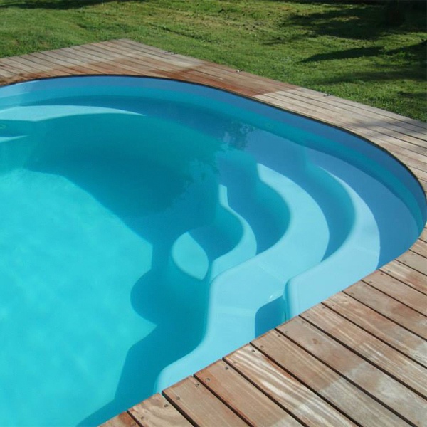 escalones y banco corrido interiores en piscina prefabricada ovalada