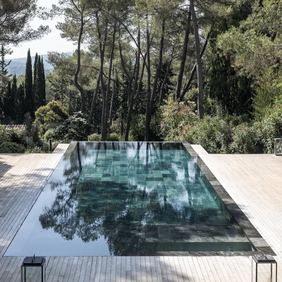 Luxury infinity pool with porcelain stoneware tile cladding, in a Caprini & Pellerin project