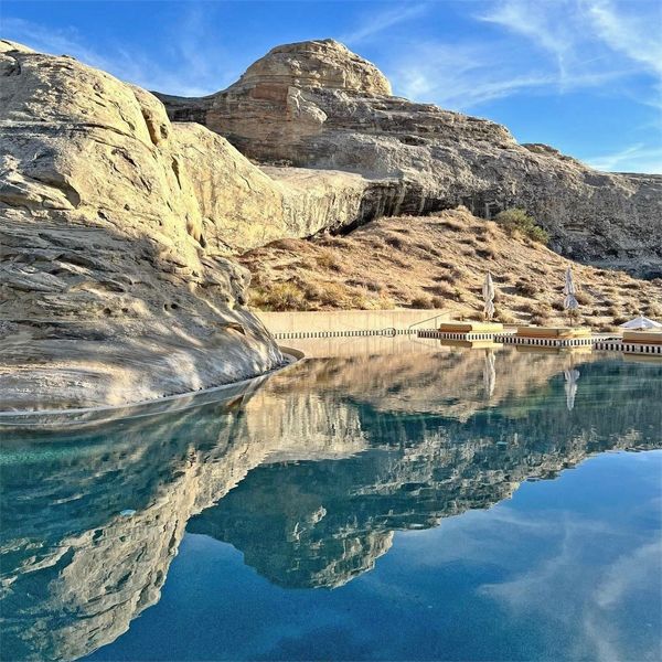 Mirror effect over an infinity pool, surrounded by rocks, in a project by Wendell Burnette Architects