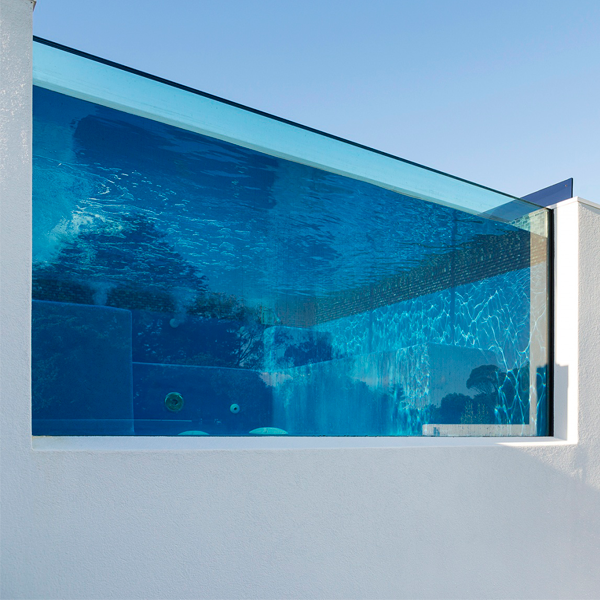ventana de pared en piscina elevada