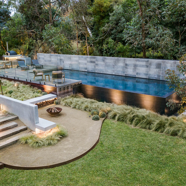 piscina elevada desbordante en tonos oscuros