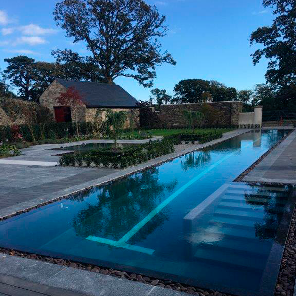 piscina con una calle para natación en jardín con zona spa independiente