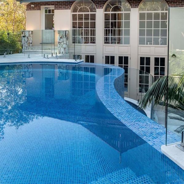 Overflowing space in a custom infinity pool by Fluid Design