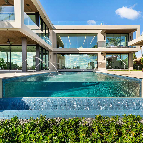 infinity pool with transparent wall by Somar Pools