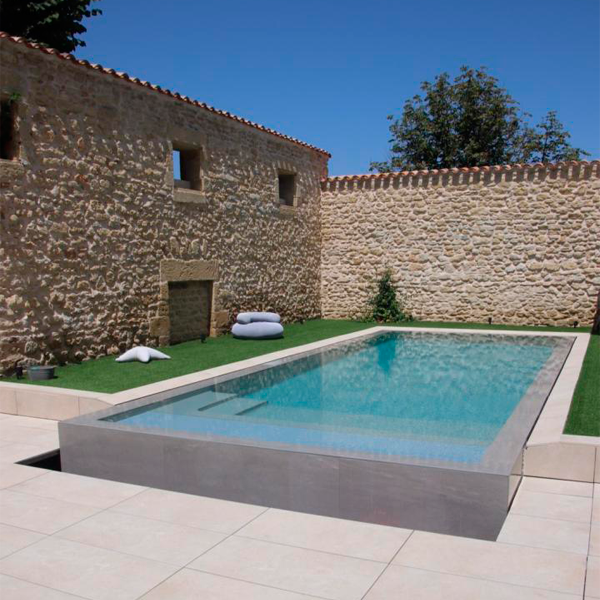 mirror infinity pool by Azur Composites Piscines Sonerem