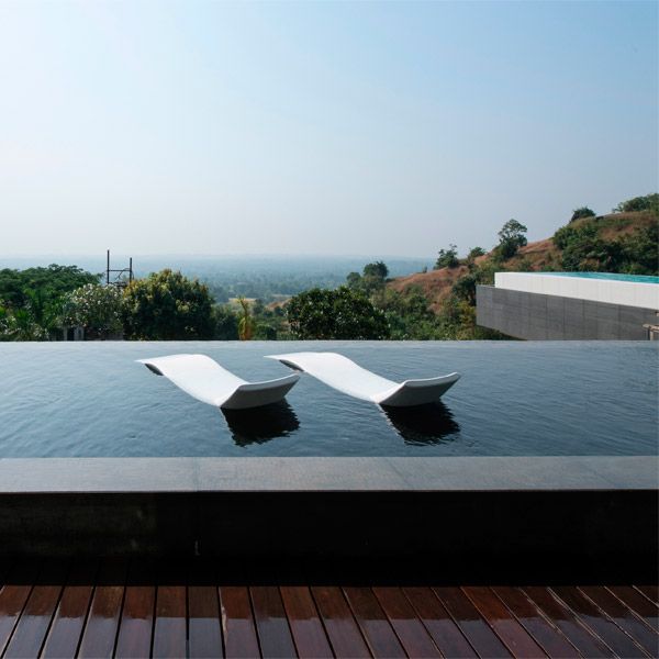 hamacas en el interior de una piscina infinity