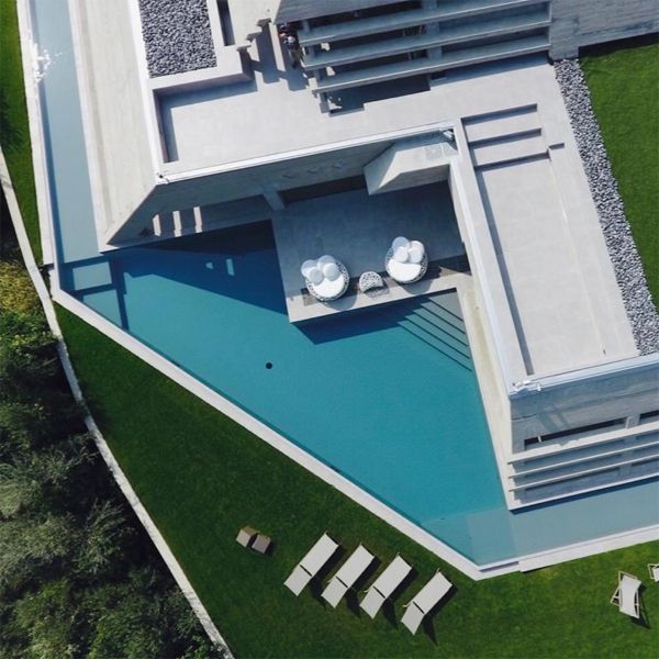 drone view of a luxuty infinity pool by Officina Dolcevita (Piscine Castiglione)