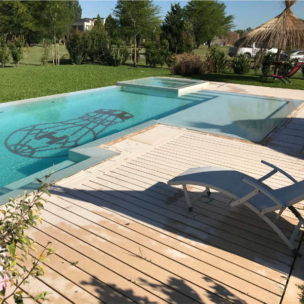 zona solarium junto a piscina infinita