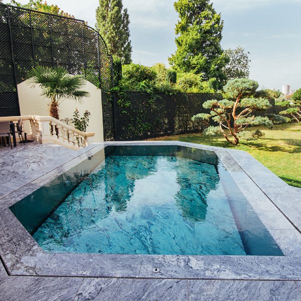 stainless steel overflow pool (mirror effect), with mobile bottom covered with marble, by Steel and Style