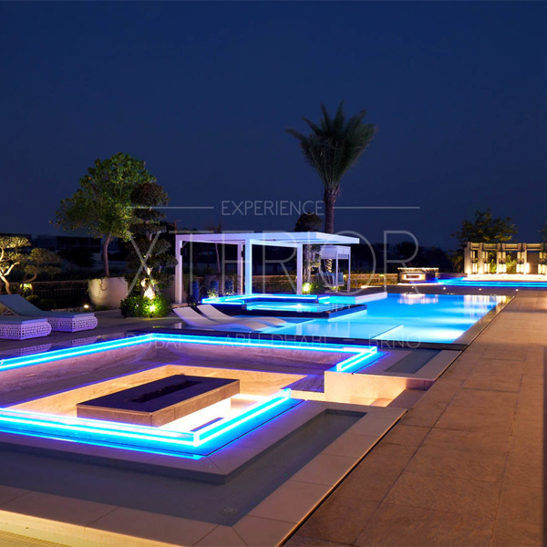 piscinas y zonas relax iluminadas por la noche en resort