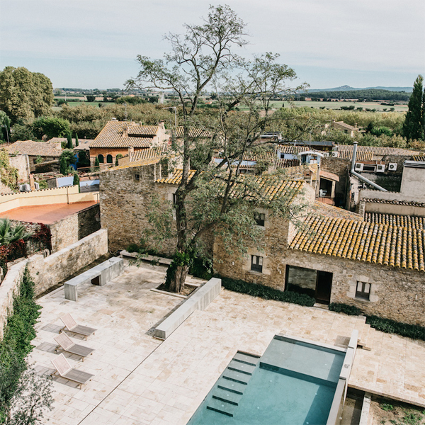 piscina desbordante de piedra