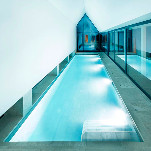piscina interior iluminada