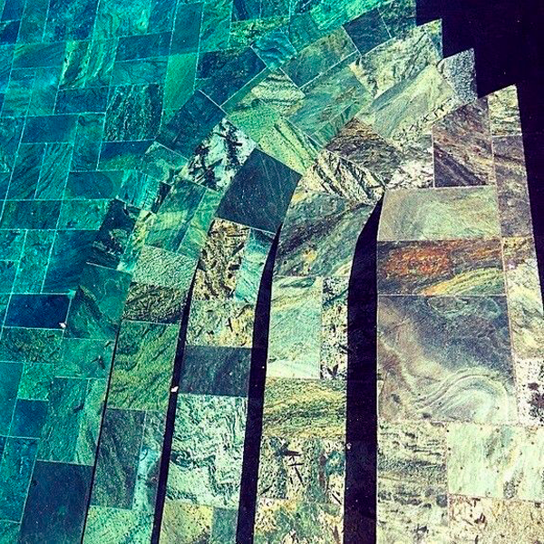 escalera interior piscina en piedra volcánica