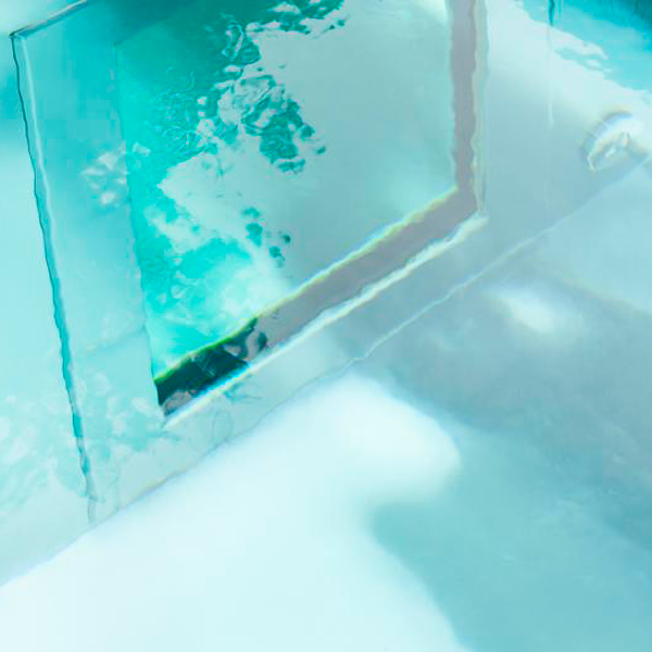 underwater window in an inox steel pool by RVS Swimming Pools