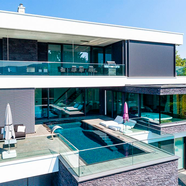 piscina infinity con gresite multicolor y cascada decorativa