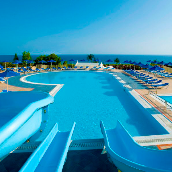Piscina Pública con toboganes en hotel