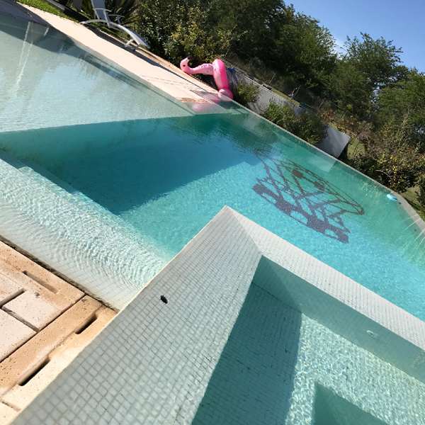 spa cuadrado con gresite blanco junto a piscina
