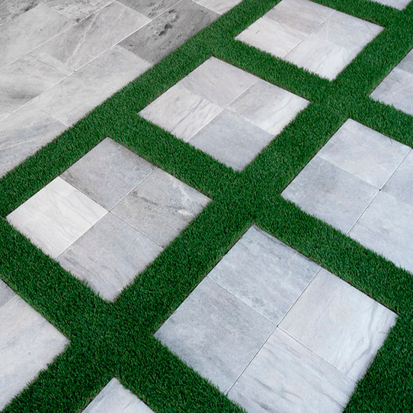 suelo del jardín en piedra y césped artificial