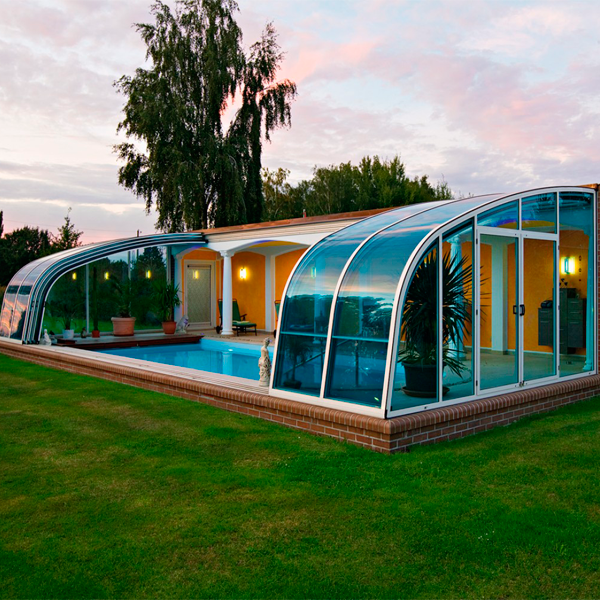 Cubierta de piscina adosada a vivienda con cristal azulado