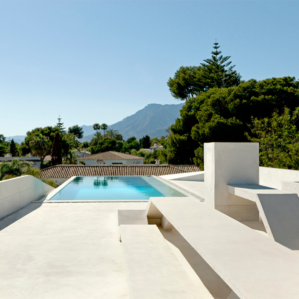 piscina volada con suelo transparente en chalet de diseño en tonos blancos