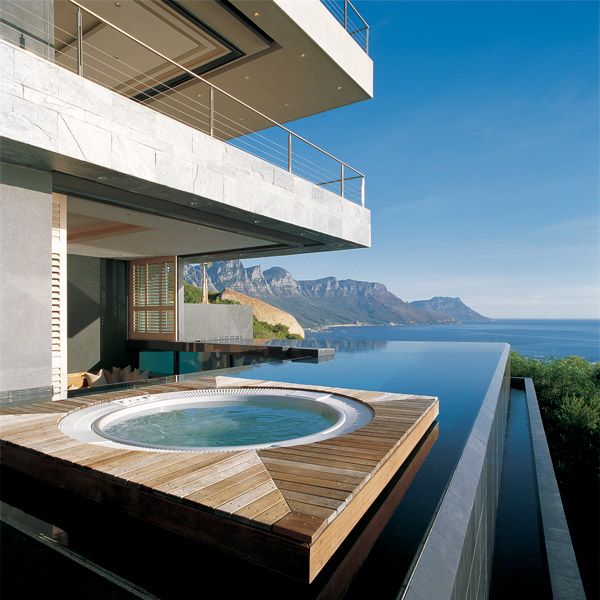 Piscina infinity con spa incorporado