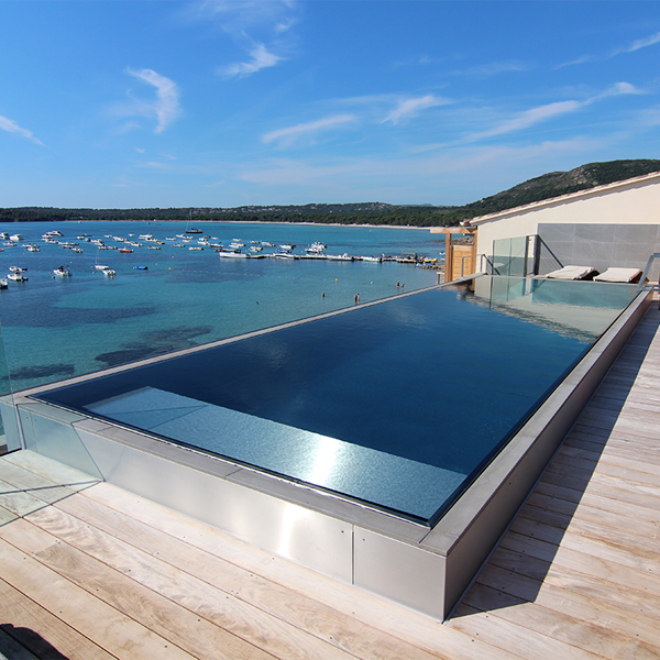 piscina en acero inox junto al mar
