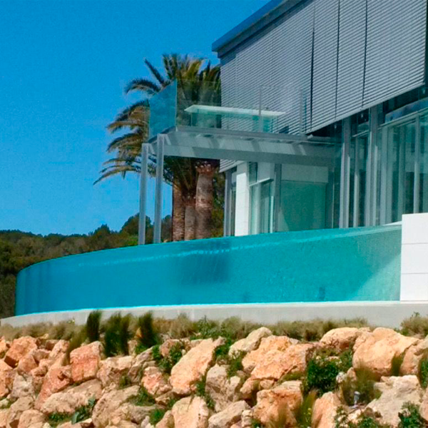 Piscina infinity con pared transparente semicircular