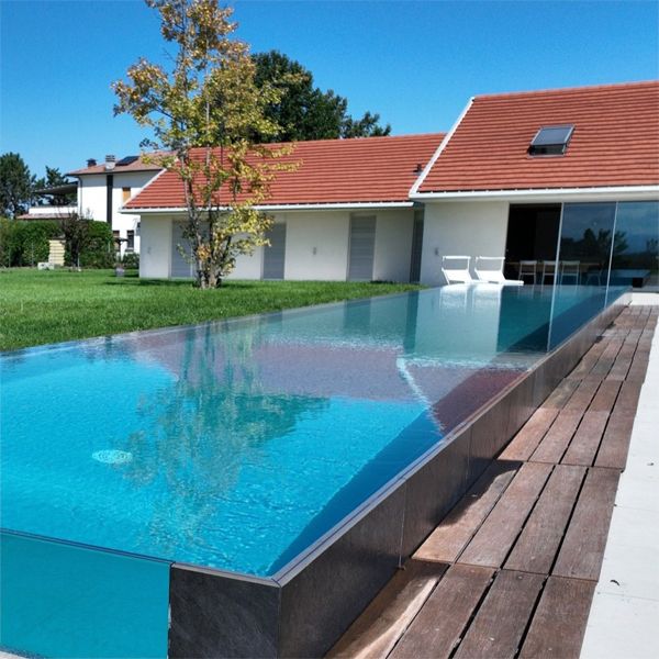 infinity lap pool with transparent walls, by Zavatti Piscine a Sfioro