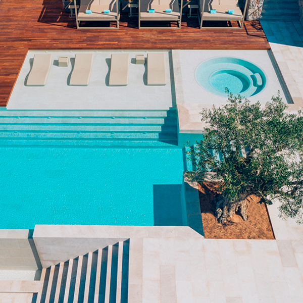 piscina con zona spa y zona relax de tumbonas