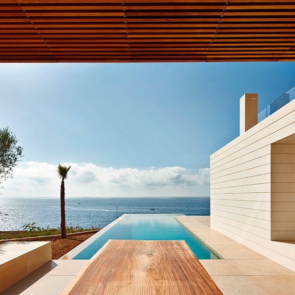 infinity pool with a sea view, in a project by Stelle Lomont Rouhani Architects