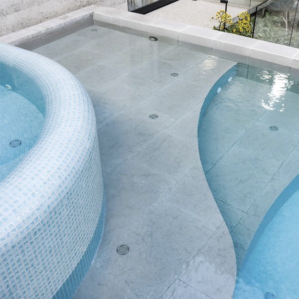 Overflow pool and infinity spa detail, by TLC Pools