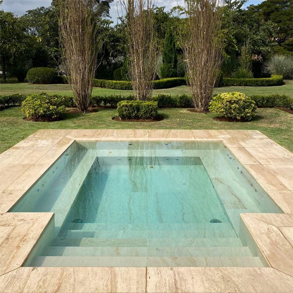 mini pool spa by Roberto Riscala Paisagismo