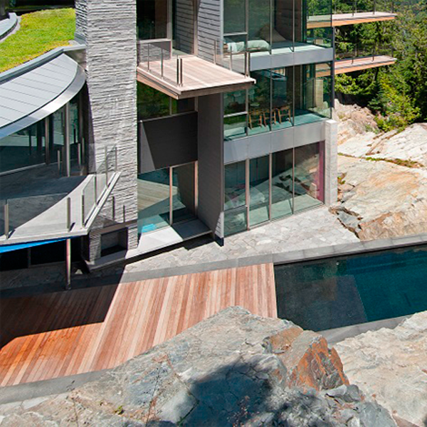 piscina flotante con tarima de madera exterior